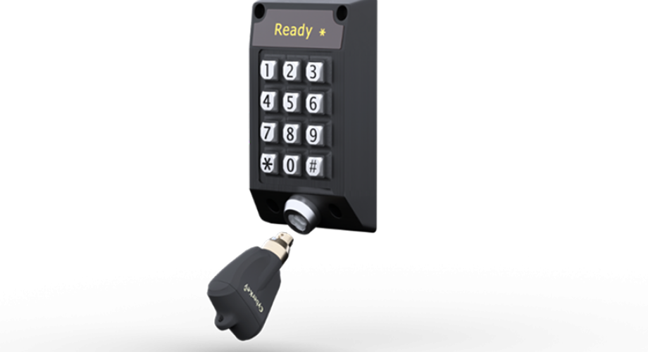 Un teclado que se conecta a una llave cibernética.